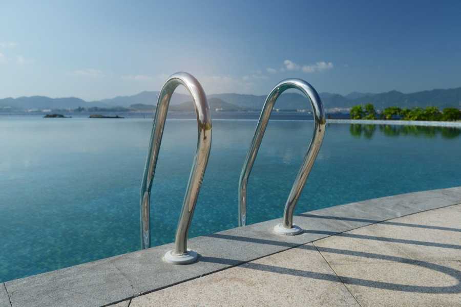 Piscina no jardim sobre a garagem subterrânea.