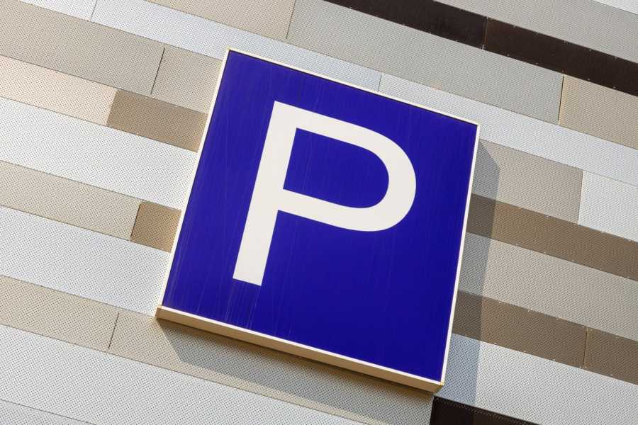 Novas normas de estacionamento em Itália: restrições temporais maleáveis, cobrança duplicada e penalidades por tíquetes expirados.