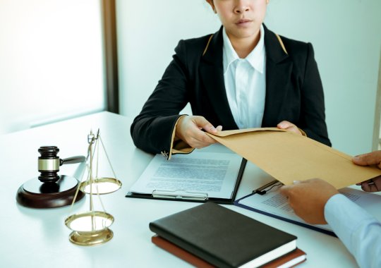 Qual é o significado de um aviso oficial de falta de pagamento?