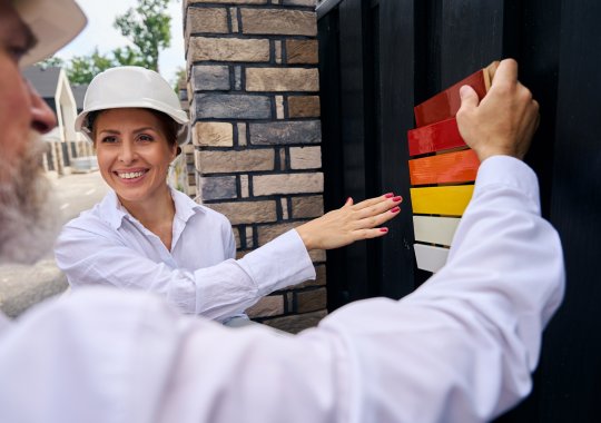 Decorando a fachada de um edifício na Itália