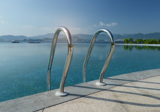 Piscina no jardim sobre a garagem subterrânea.