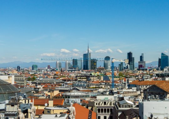 Setor de propriedades recém-construídas na Itália: os valores aumentaram 4,9% nos primeiros seis meses de 2026. As transações de imóveis novos tiveram um desempenho excelente no início do ano (+8,6% em todo o território italiano). Milão e Roma mantiveram sua posição como as áreas urbanas mais caras, ao passo que Bolonha registrou um crescimento sem