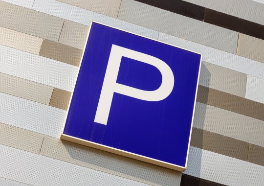 Novas normas de estacionamento em Itália: restrições temporais maleáveis, cobrança duplicada e penalidades por tíquetes expirados.