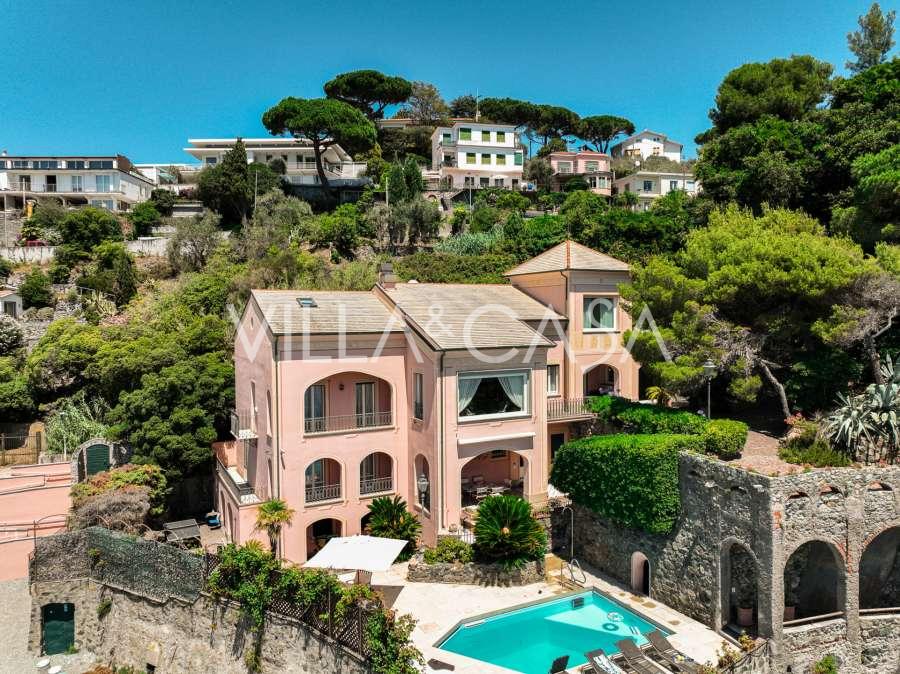 Villa à venda na primeira linha costeira na Ligúria.