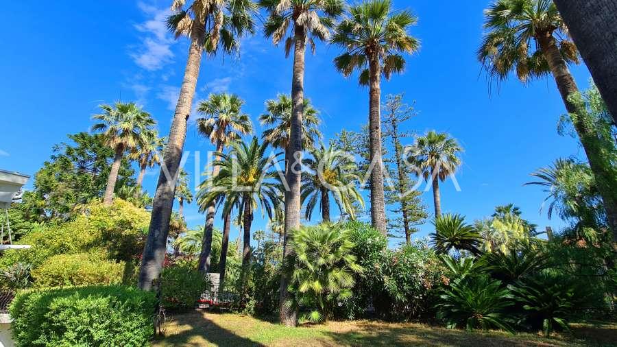 No centro da cidade de Sanremo, há uma vila.