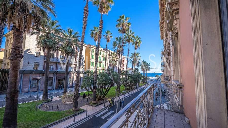 À venda um apartamento com quatro quartos em Sanremo.