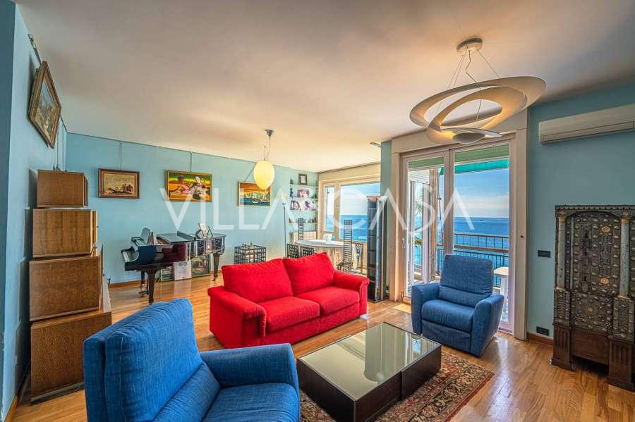 Apartamento de dois andares com vista para o mar em Sanremo.