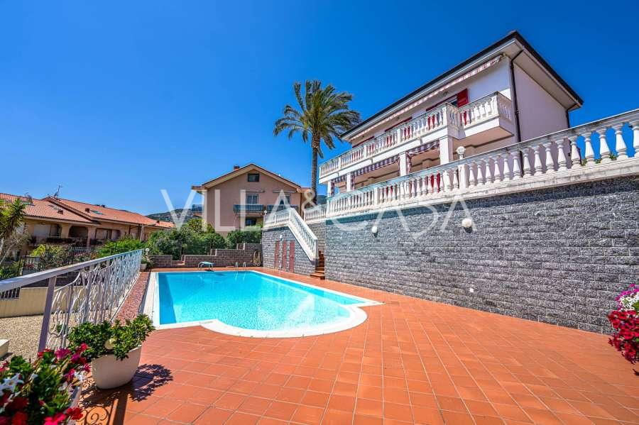 Villa com vista para o mar em Sanremo.