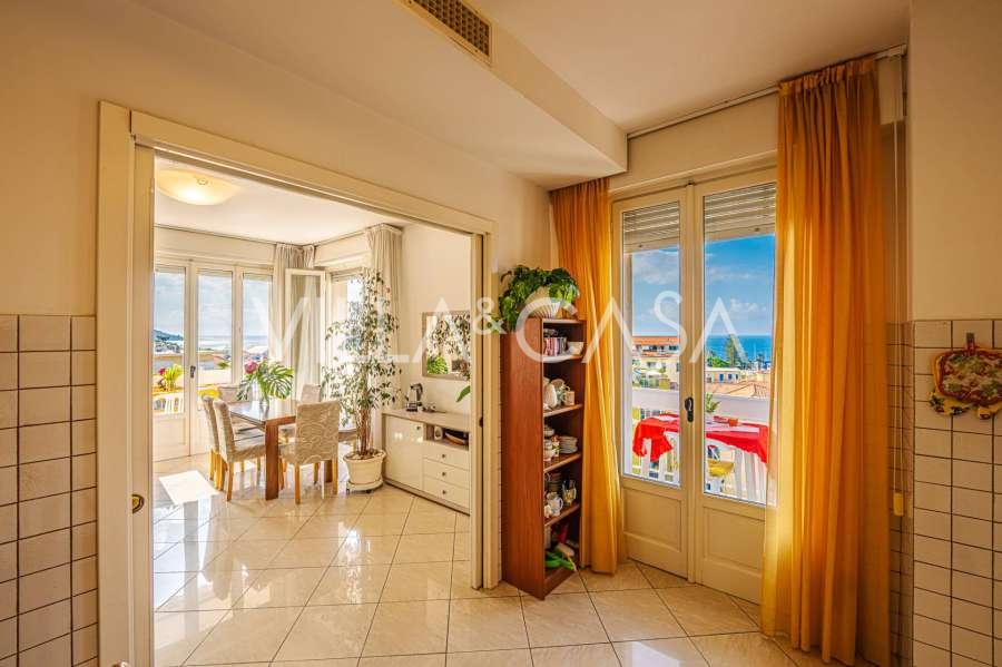 Vende-se um apartamento de cinco quartos em Sanremo.