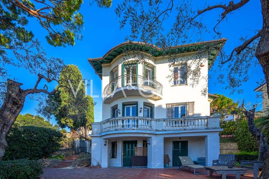 Uma vila inglesa está à venda em Bordighera.