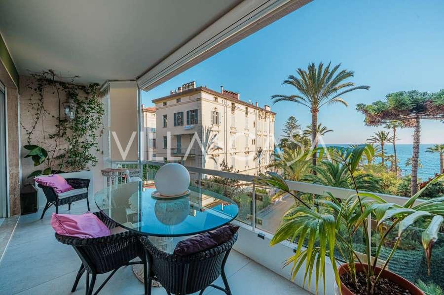 Apartamento de luxo à beira-mar em Sanremo.