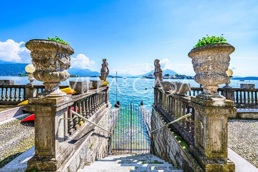 Está à venda uma vila em Stresa, perto do lago.