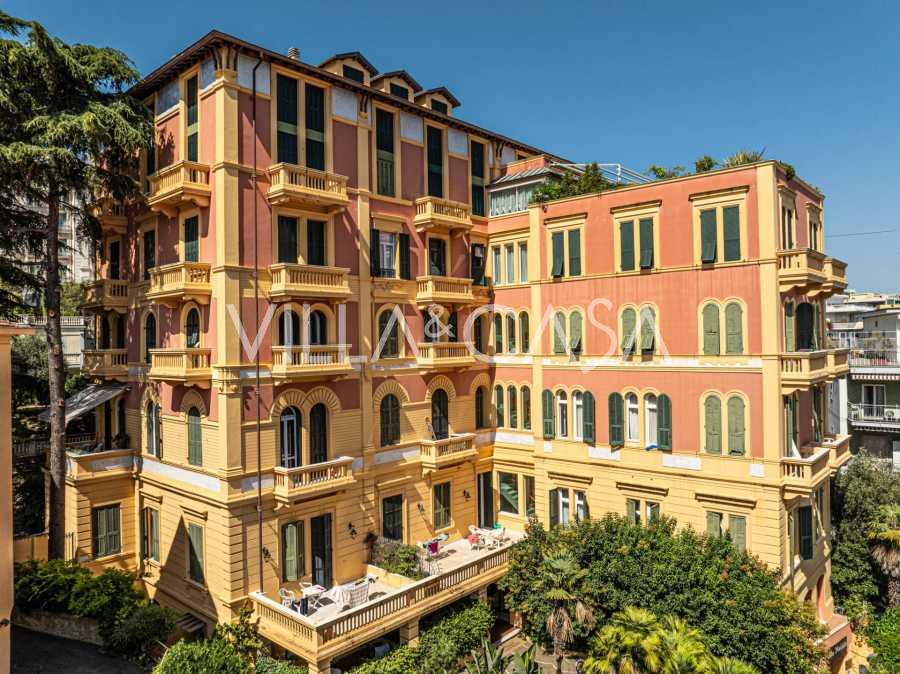 Está à venda um apartamento de dois quartos no centro de Sanremo, perto do mar.