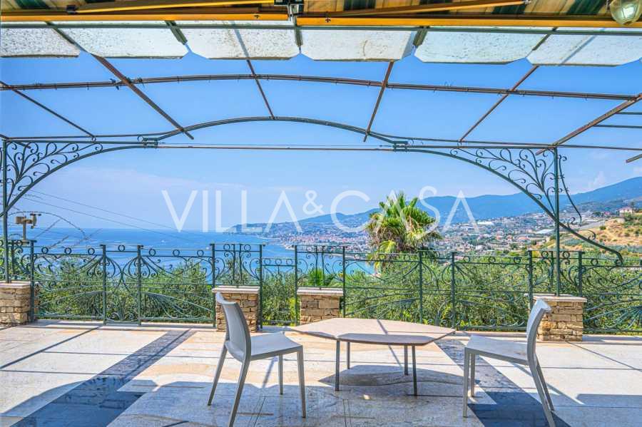 Villa com vista para o mar em Sanremo.