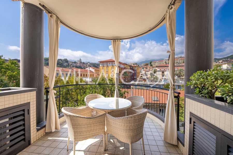 Apartamento com três quartos no centro de Sanremo.