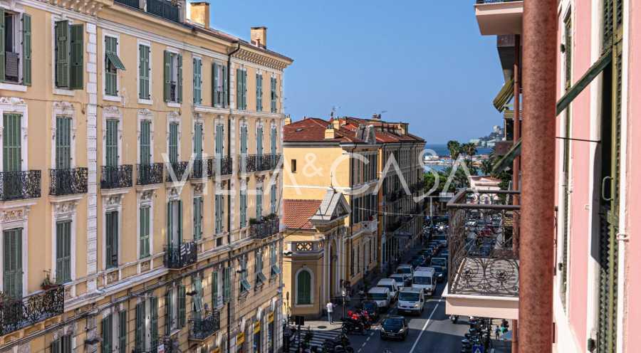 Apartamento com quatro quartos em Sanremo.