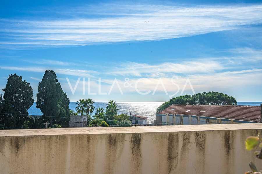 Casa à beira-mar em Sanremo - à venda.