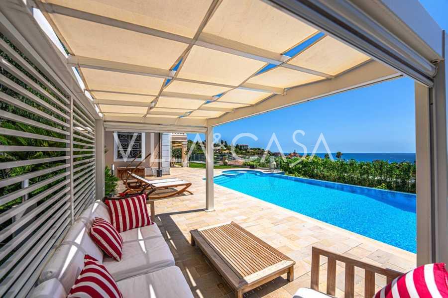 A villa de 400 m2 em Sanremo é luxuosa.