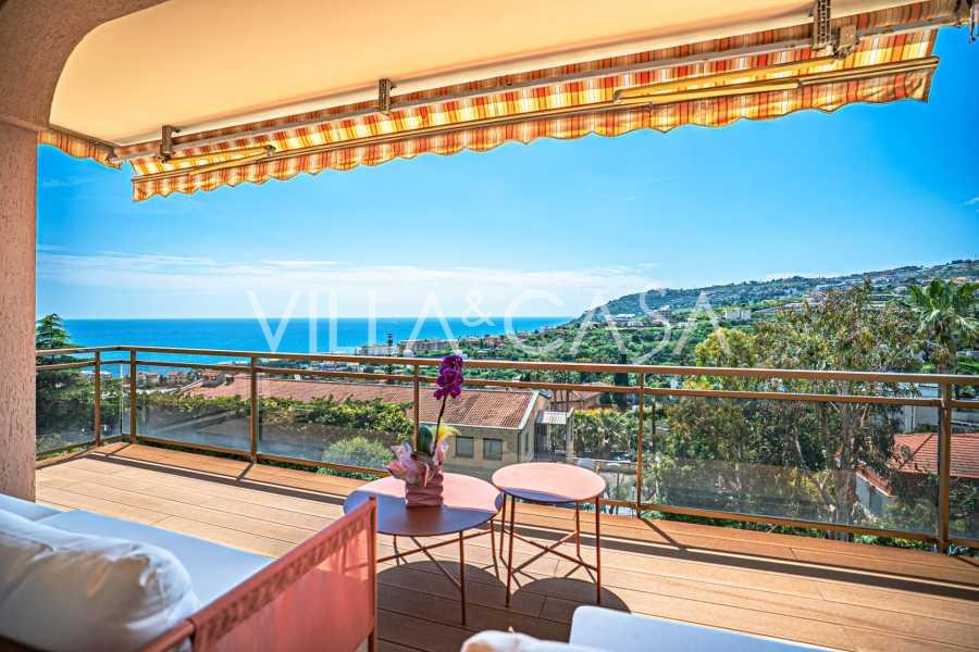 Apartamento de três quartos reformado em Sanremo.