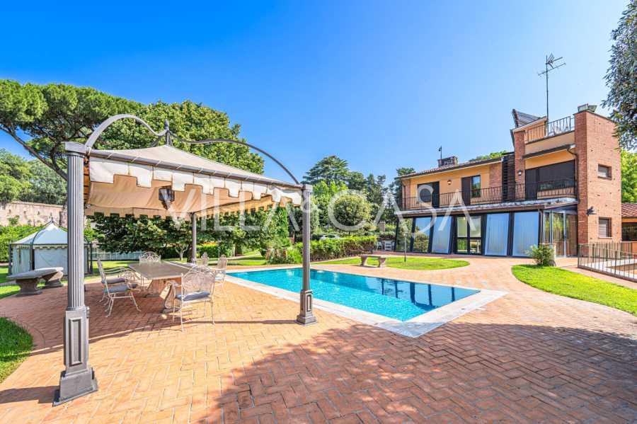 Villa com piscina em um bairro elegante de Roma.