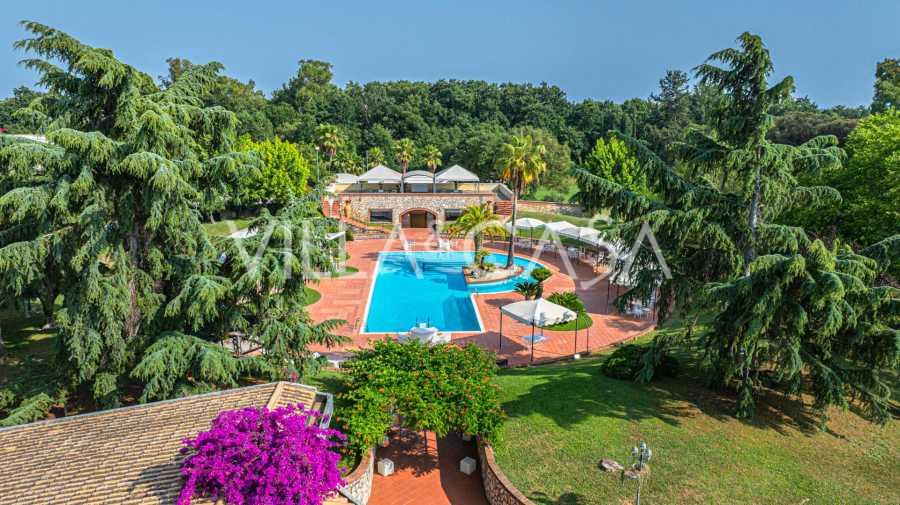 Villa de luxo com piscina e parque em Latina