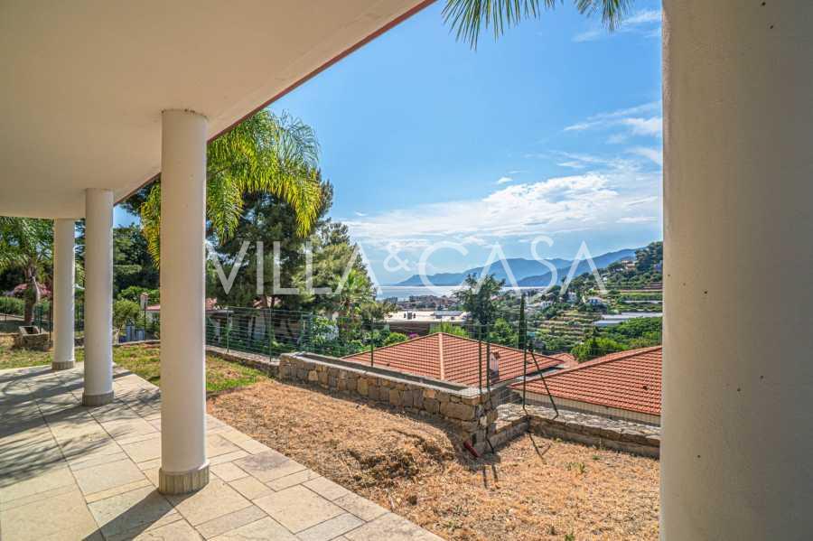 Villa moderna em Bordighera.