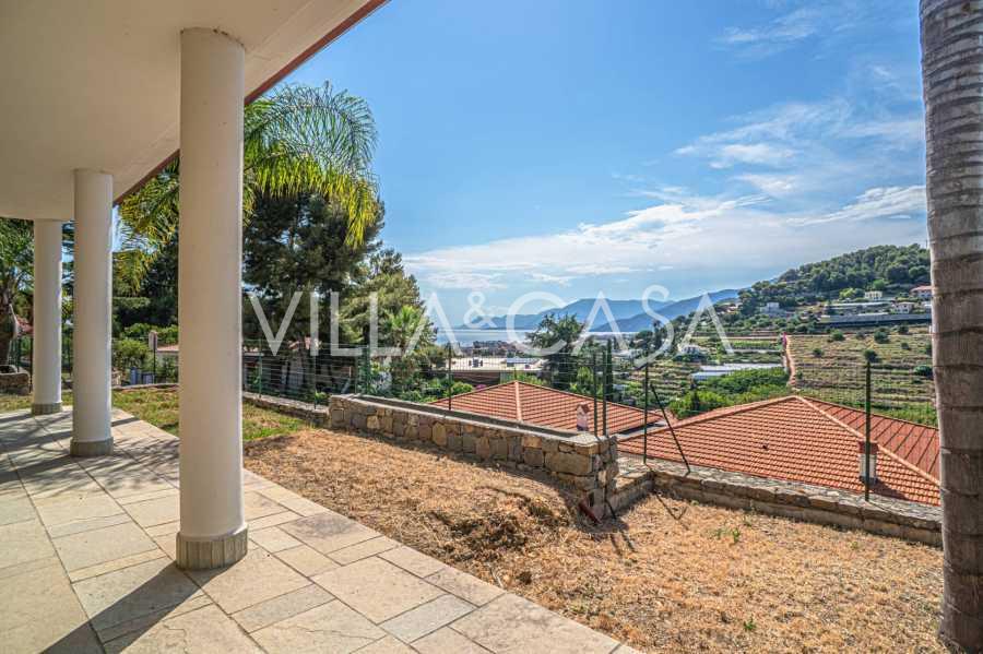 Villa moderna com vista para o mar em Bordighera.