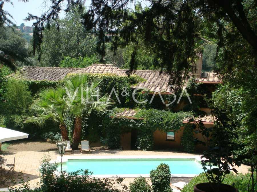 Histórica villa para alugar em uma residência de prestígio em Roma.
