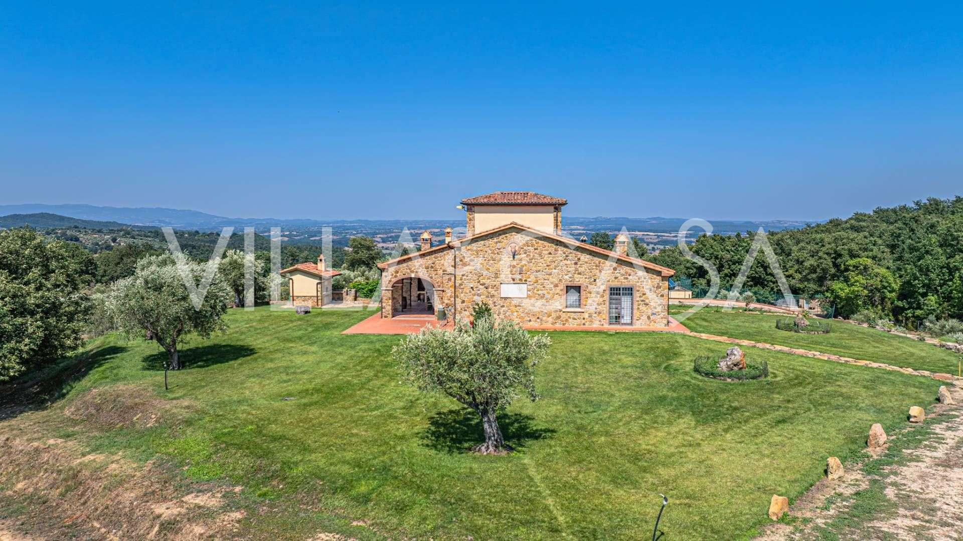 Residência privada à venda com vistas magníficas para a Toscana