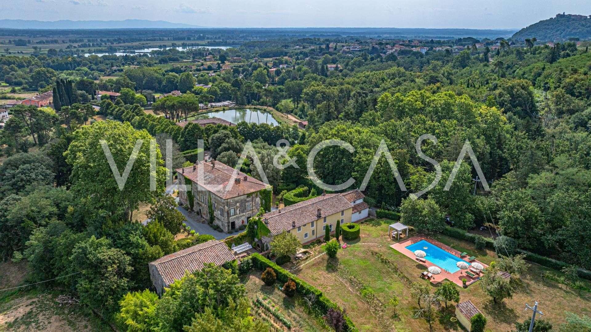 Vila com vinhedos em Lucca à venda
