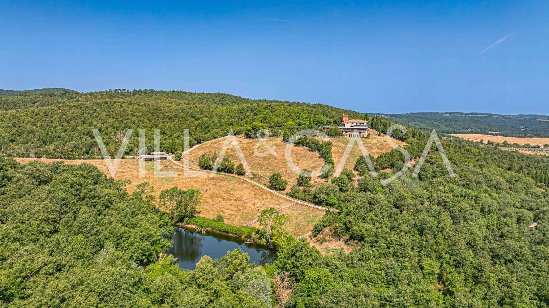 Castelo com complexo equestre e propriedade à venda na Toscana