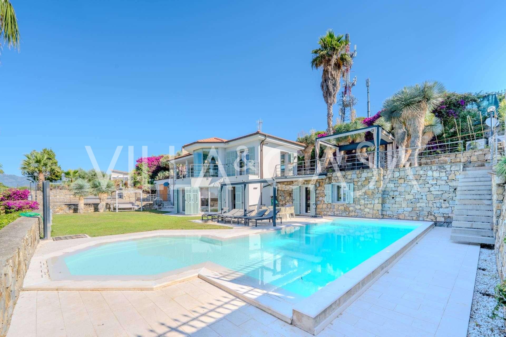 Villa Monet com piscina e magnífica vista para o mar em Bordighera