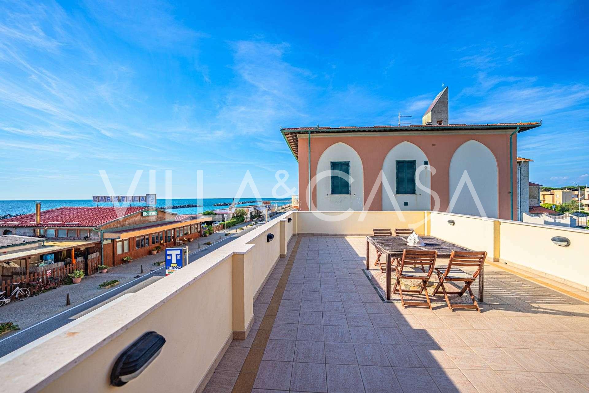 Vila histórica à venda na primeira linha do mar em Marina di Pisa