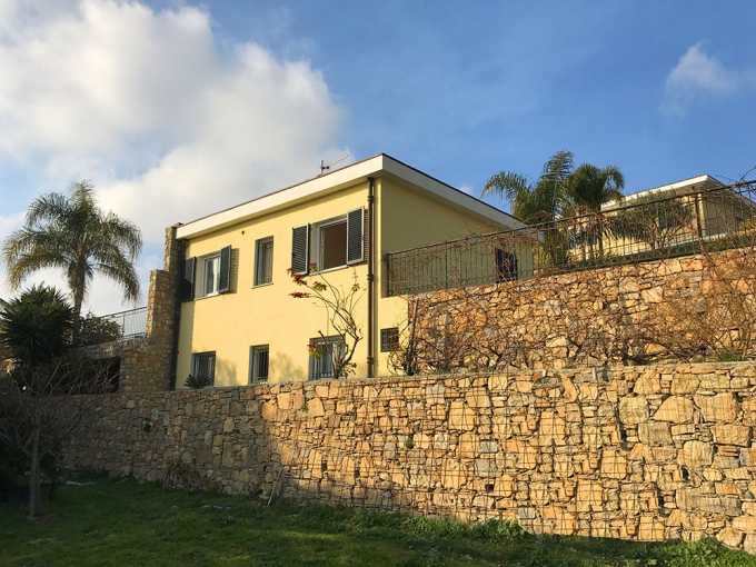 Villa com vista para o mar e Mônaco em um cantinho aconchegante de Bordighera.