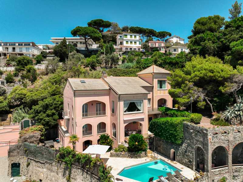 Villa à venda na primeira linha costeira na Ligúria.