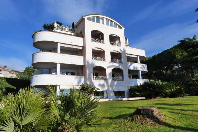 Apartamento com vista para o mar em uma vila em Sanremo.