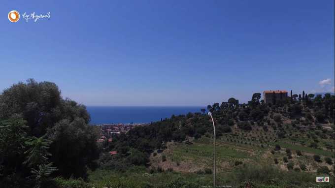 Terreno com projeto de uma vila e vista para o mar em Bordighera.