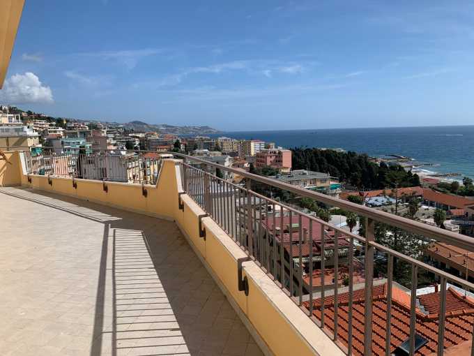 Penthouse de 160 m2 em Sanremo para reforma.