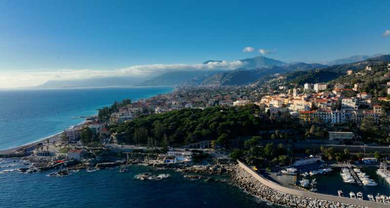 Casa de dois andares com jardim em Bordighera.