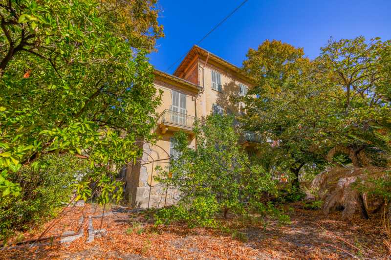 Villa de 450 m2 em Ventimiglia para restauração.