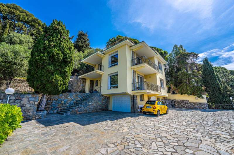 Em Bordighera, uma villa com vista para o mar.