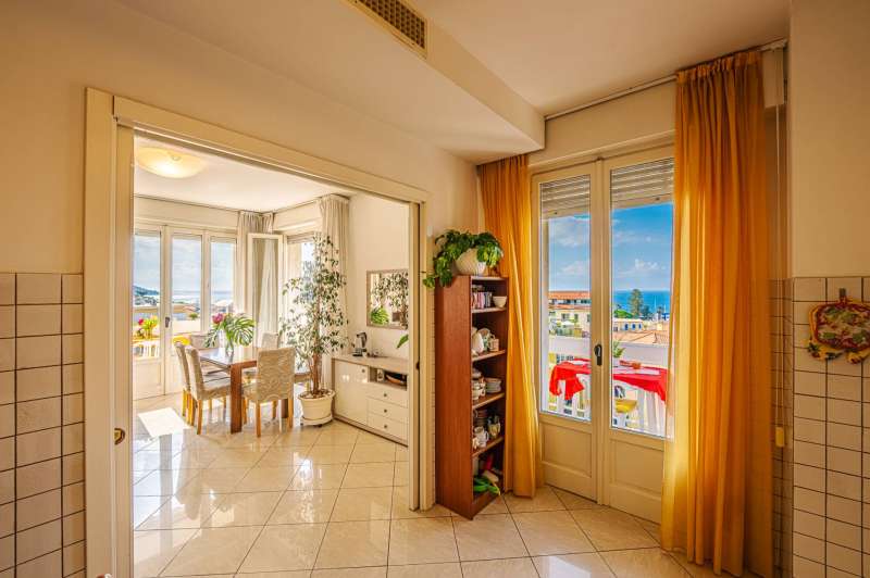 Vende-se um apartamento de cinco quartos em Sanremo.