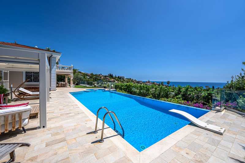 Villa de luxo de 400 m2 em Sanremo.