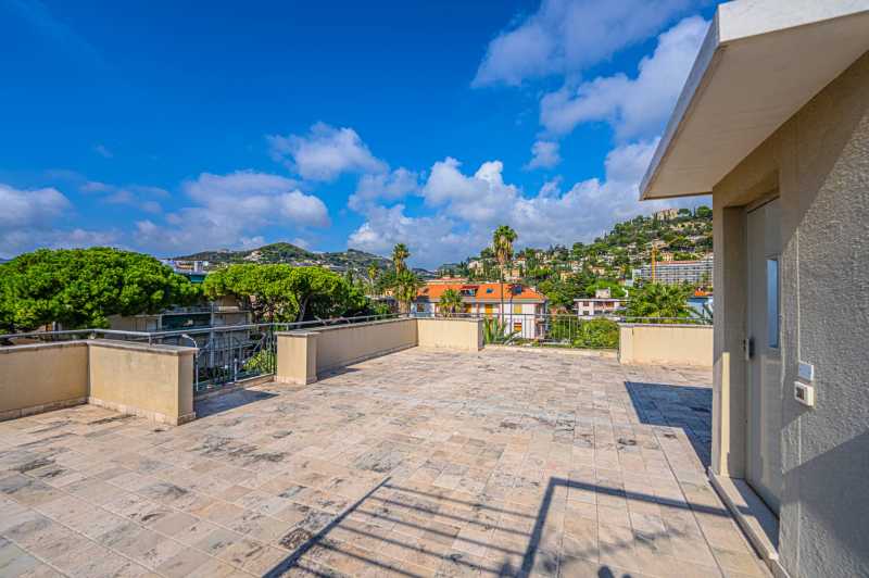 Penthouse de três quartos em Bordighera à venda.