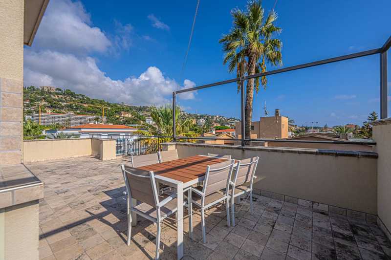 Está à venda um penthouse em um novo complexo em Bordighera.