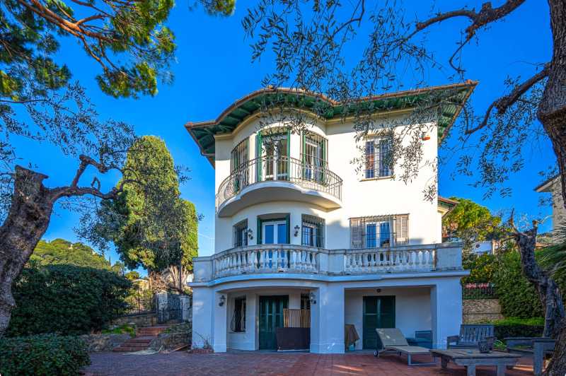 Uma vila inglesa está à venda em Bordighera.