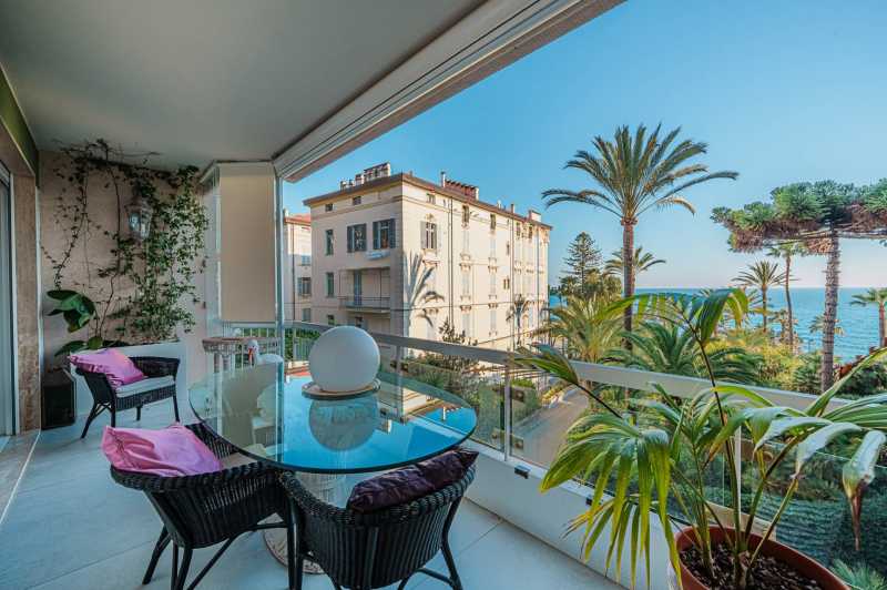 Apartamento de luxo à beira-mar em Sanremo.