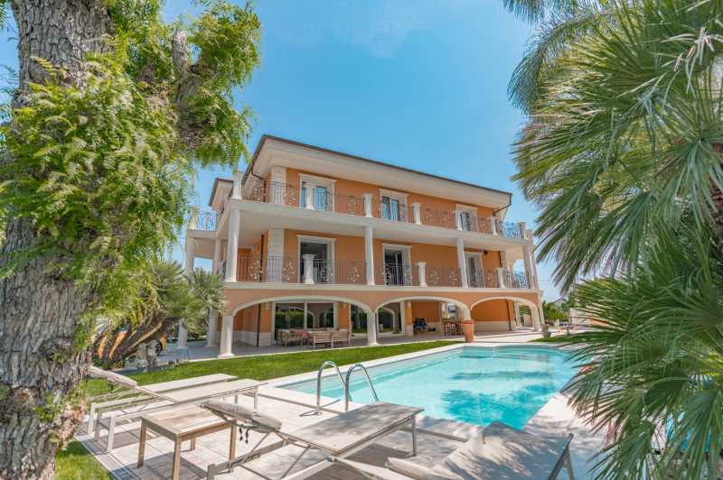 Villa de luxo de 1000 m2 em Taggia.