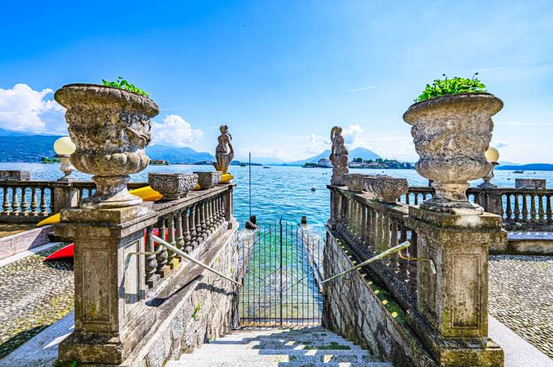 Está à venda uma vila em Stresa, perto do lago.