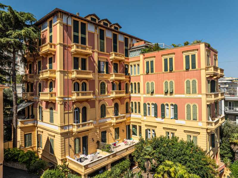 Está à venda um apartamento de dois quartos no centro de Sanremo, perto do mar.